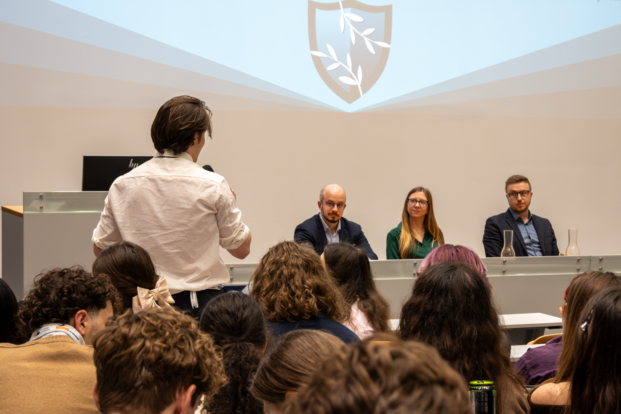Paneldebate (14) ve velké velikosti