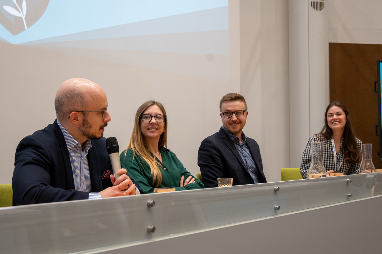 Paneldebate (3) ve velké velikosti